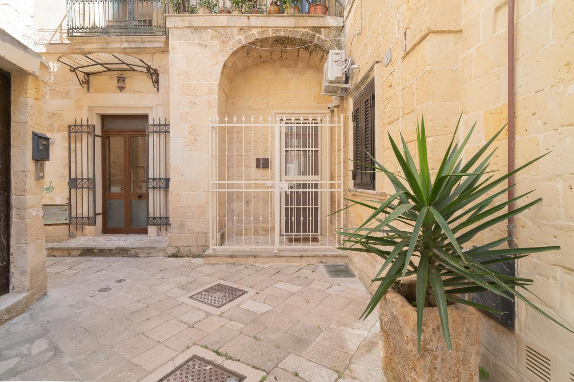 Dimora Barocca Apartment Irene Lecce Dış mekan fotoğraf